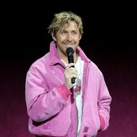 Sebagai sentuhan akhir, pemeran Ken di film ‘Barbie’ itu memakai bomber jacket berwarna pink dari Acne Studio. Situs dari label fashion asal Swedia itu menjualnya seharga US$ 700 atau sekitar Rp 10 juta. (Foto: Ethan Miller/Getty Images)