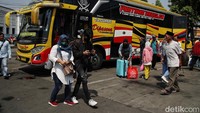 Massa arus bali mulai dipadati pemudik di terminal bus Tanjung Priok, Jakarta.