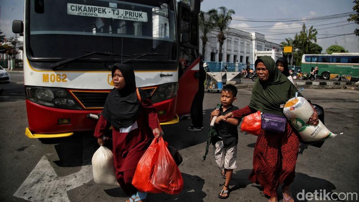 Masa Arus Balik, Terminal Bus Tanjung Priok Mulai Ramai Pemudik Pasca Idul Fitri 1444 Hijriah, terminal bus Tanjung Priok, Jakafta, Rabu (26/04/2023) mulai ramai oleh para pemudik yang hendak kembali ke Jakarta.