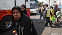 Arus balik kian intens juga dapat dilihat dari pergerakan kedatangan penumpang di terminal bus Tanjung Priok, Jakarta.