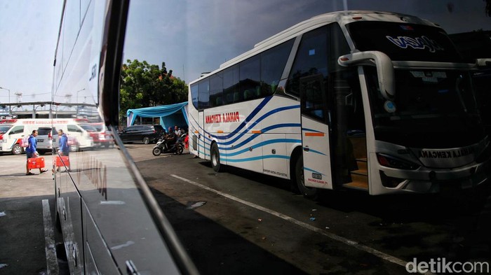 Pasca Idul Fitri 1444 Hijriah, terminal bus Tanjung Priok, Jakafta, Rabu (26/04/2023) mulai ramai oleh para pemudik yang hendak kembali ke Jakarta.
