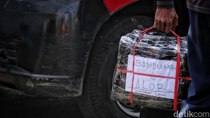 Masa Arus Balik, Terminal Bus Tanjung Priok Mulai Ramai Pemudik Pasca Idul Fitri 1444 Hijriah, terminal bus Tanjung Priok, Jakafta, Rabu (26/04/2023) mulai ramai oleh para pemudik yang hendak kembali ke Jakarta.