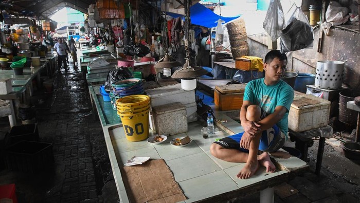 Pedagang duduk di antara lapak-lapak yang masih tutup di Pasar Tradisional Pasar Minggu, Jakarta, Selasa (25/4/2023). Sejumlah pedagang setempat menyebutkan aktivitas jual beli di pasar tersebut relatif sepi atau masih belum normal karena sebagian pedagangnya masih mudik lebaran ke kampung halaman mereka. ANTARA FOTO/Aditya Pradana Putra/YU