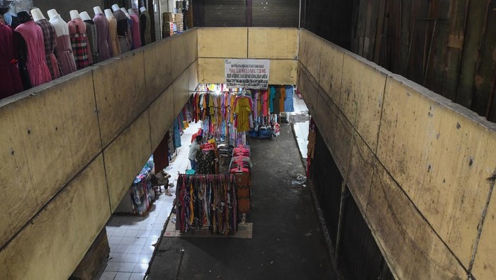 Pedagang duduk di antara lapak-lapak yang masih tutup di Pasar Tradisional Pasar Minggu, Jakarta, Selasa (25/4/2023). Sejumlah pedagang setempat menyebutkan aktivitas jual beli di pasar tersebut relatif sepi atau masih belum normal karena sebagian pedagangnya masih mudik lebaran ke kampung halaman mereka. ANTARA FOTO/Aditya Pradana Putra/YU