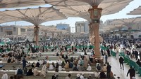 Masjid Nabawi adalah masjid ke-dua yang dibangun Rasulullah SAW setelah Masjid Quba. Pada awal pembangunan, masjid ini hanya memiliki area seluas 50 x 50 meter dengan tinggi atap sekitar 3,5 meter. Namun saat ini, Masjid Nabawi memiliki kapasitas hingga 1 juta jemaah. MasyaAllah! Foto: Getty Images/iStockphoto