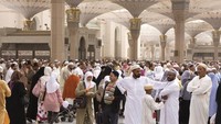 Sepanjang waktu, ribuan umat muslim berkunjung ke Masjid Nabawi untuk mendirikan sholat ataupun untuk ziarah ke makam Rasulullah SAW dan keluarga dan para sahabatnya.  Foto: Getty Images/iStockphoto