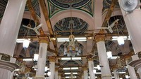 Bagian interior Masjid Nabawi tak kalah indah. Tiang-tiang menjulang tinggi sebagai penopang bangunan. Di dalam Masjid Nabawi inilah umat muslim bisa berziarah ke makam Nabi Muhammad SAW. Foto: Getty Images/iStockphoto