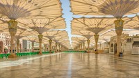 Keindahan Masjid Nabawi semakin tampak dengan adanya payung-payung besar yang mengelilingi area masjid. Payung yang digerakkan dengan mesin otomatis ini berfungsi untuk melindungi jemaah dari teriknya sinar matahari. Foto: Getty Images/iStockphoto