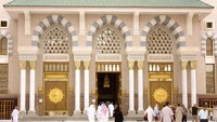Masjid Nabawi dibangun oleh Rasulullah SAW. Masjid yang berlokasi di Madinah, Arab Saudi ini menjadi saksi penyebaran agama Islam di Tanah Haram. Foto: Getty Images/iStockphoto
