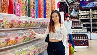 Momen tampak mengunjungi toko cokelat. Ia berfoto di salah satu sudut saat sedang memilih cokelat favoritnya. Foto: Instagram @mayaang.lucyana