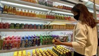 Wanita berusia 20 tahun ini juga terlihat pergi belanja makanan di supermarket. Ini posenya saat memilih minuman kemasan. Foto: Instagram @mayaang.lucyana