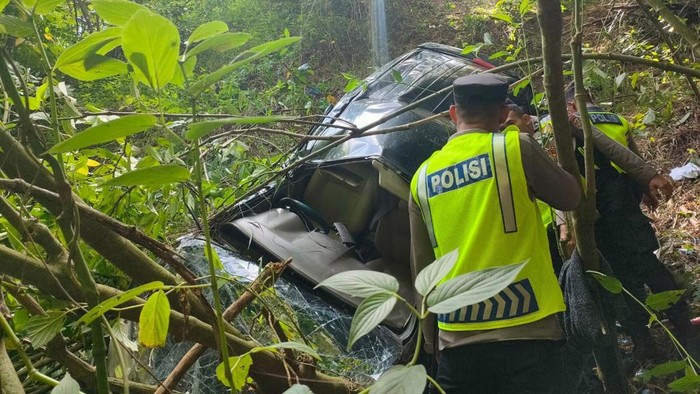 Minibus berisi satu keluarga terperosok ke dalam jurang di Simalungun. (Foto: Dok. Polres Simalungun)