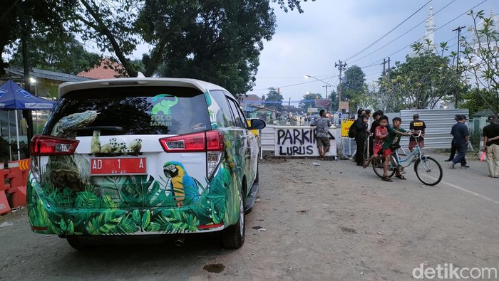 Mobil dinas Wali Kota Solo Gibran Rakabuming Raka ditinggal di kawasan proyek Viaduk Gilingan, Rabu (26/4/2023).