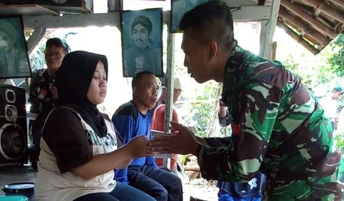 Praka Arya Nobel Gideon (ANG) pada akhirnya menyesali perbuatannya usai videonya menendang pemotor viral di media sosial. Dia mengaku salah dan meminta maaf pada Sri Dewi Kemuning (21) dan keluarganya.