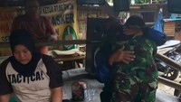 Praka Arya lalu menendang bodi motor itu hingga Sri Dewi hampir jatuh. Setelahnya Praka Arya melaju meninggalkan lokasi.  