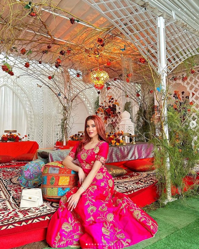 Unggahan dua influencer cantik, Tasya Farasya dan Tasyi Athasyia menjadi sorotan netizen. Pasalnya saudara kembar itu tak berfoto bersama meskipun sama-sama merayakan lebaran di rumah keluarga. Foto: Instagram