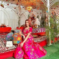 Unggahan dua influencer cantik, Tasya Farasya dan Tasyi Athasyia menjadi sorotan netizen. Pasalnya saudara kembar itu tak berfoto bersama meskipun sama-sama merayakan lebaran di rumah keluarga. Foto: Instagram