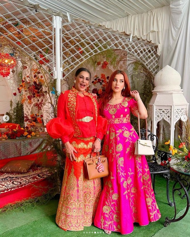 Tasya Farasya, yang lebih dulu membagikan momen lebaran di rumah keluarga berfoto bersama ibunya Alawiyah Alatas. Keduanya kompak memakai busana bergaya arabian. Foto: Instagram