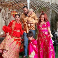 Tasya memakai dress panjang berwarna fuschia dengan bordiran emas motif bunga seperti putrinya. Sang suami Ahmad Assegaf memakai kemeja berwarna gold yang senada bersama putranya. Sedangkan ibunya memakai busana berwarna merah yang tak kalah mewah. Foto: Instagram