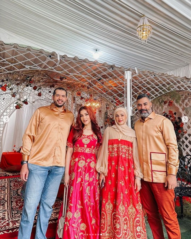 Dalam foto lain, Tasya Farasya berpose bersama kakak pertamanya Selvi Alavia dan suami masing-masing. Netizen pun mempertanyakan keberadaan Tasyi Athasyia yang absen dari foto keluarga. Foto: Instagram