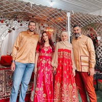 Dalam foto lain, Tasya Farasya berpose bersama kakak pertamanya Selvi Alavia dan suami masing-masing. Netizen pun mempertanyakan keberadaan Tasyi Athasyia yang absen dari foto keluarga. Foto: Instagram