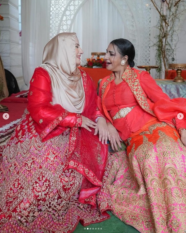 Berselang sehari setelah unggahan Tasya Farasya, Tasyi Athasyia membagikan foto-foto lebarannya di rumah keluarga. Gayanya tak kalah serasi bersama sang ibu memakai busana berwarna merah. Foto: Instagram