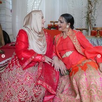Berselang sehari setelah unggahan Tasya Farasya, Tasyi Athasyia membagikan foto-foto lebarannya di rumah keluarga. Gayanya tak kalah serasi bersama sang ibu memakai busana berwarna merah. Foto: Instagram