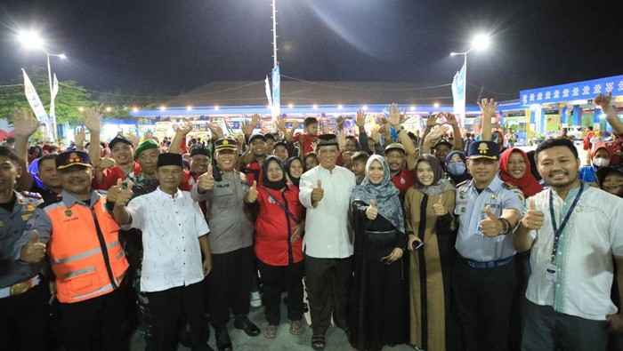 Wakil Bupati Klaten Yoga Hardaya menyambut pemudik.