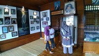Pengunjung memperhatikan koleksi museum Buya Hamka
