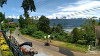 Pemandangan di depan rumah dengan latar Danau Maninjau yang menawan