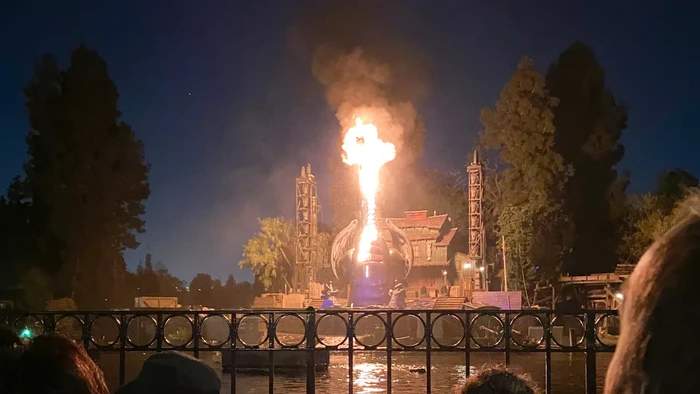 Naga Disneyland terbakar
