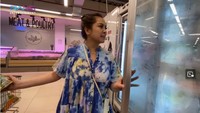 Nagita juga membeli beberapa makanan beku. Seperti sosis, nugget, dan lainnya. Foto: YouTube Rans Entertainment