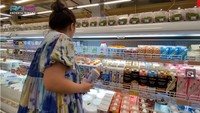 Tak hanya buah-buahan, tapi Nagita juga menyetok susu. Ada beberapa botol yang dibeli oleh Nagita untuk anak-anaknya. Foto: YouTube Rans Entertainment