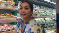 Nagita Slavina membagikan aktivitas belanjanya di supermarket saat sedang liburan di Bali. Nagita berbelanja untuk menyetok makanan di villa yang ia tempati. Foto: YouTube Rans Entertainment