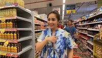 Ini bukti Nagita mengisi troli baru dengan makanan. Nagita dibantu oleh asisten Raffi Ahmad, yaitu Sensen. Foto: YouTube Rans Entertainment