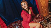 Busana yang digunakan Nia Ramadhani dianggap terlalu seksi. Foto: Instagram FHEFE