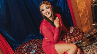 7 Pose Nia Ramadhani Bergaya Timur Tengah Berujung Panen Kritikan