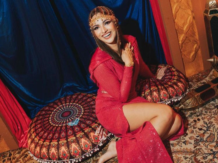 7 Pose Nia Ramadhani Bergaya Timur Tengah Berujung Panen Kritikan