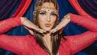 Nia Ramadhani bergaya ala Timur Tengah. Foto: Instagram FHEFE