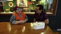 Pelawak kondang Nunung didiagnosis kanker payudara beberapa bulan lalu. Belakangan ini, ia tampil di media sosial dengan menunjukkan penampilan terbarunya yaitu kepala gundul setelah menjalani dua kali kemoterapi. (Foto: YouTube TAULANY TV)