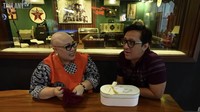 “Kan rambutku segini, tadinya disisain, tapi percuma disisain. Ternyata disisain makin gatal ke mana-mana karena malah pada jatuh. Akhirnya dicukur plontos,” kata Nunung saat berbincang dengan Andre Taulany melalui YouTube TAULANY TV pada Senin(24/3/2023). (Foto: YouTube TAULANY TV)