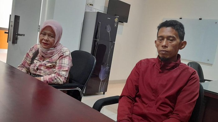 Pasutri di Sulawesi Tengah laporkan debt collector ke polisi usai mobil miliknya ditarik paksa.