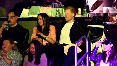 7 Momen Langka Pangeran Harry - Meghan Markle Kencan Nonton Pertandingan NBA
