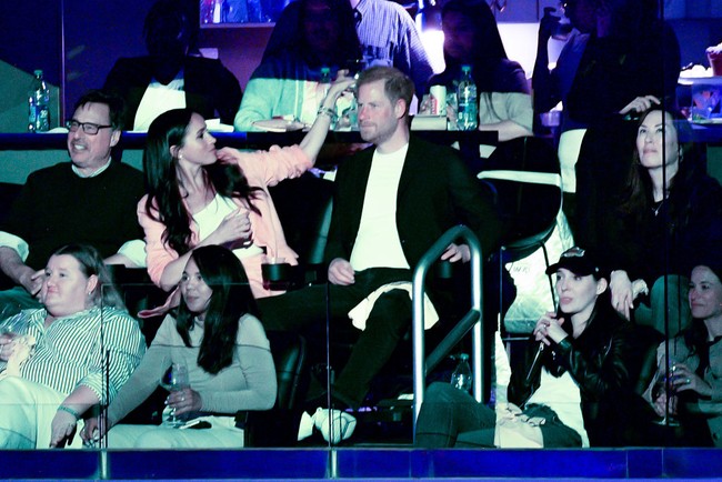 Kehadiran Meghan Markle dan Pangeran Harry di pertandingan basket Lakers ini menjadi penampilan publik pertama keduanya setelah Istana Buckingham mengonfirmasi Meghan tak akan hadir di penobatan Pangeran Charles. Foto: Getty Images/Allen Berezovsky