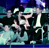 Kehadiran Meghan Markle dan Pangeran Harry di pertandingan basket Lakers ini menjadi penampilan publik pertama keduanya setelah Istana Buckingham mengonfirmasi Meghan tak akan hadir di penobatan Pangeran Charles. Foto: Getty Images/Allen Berezovsky