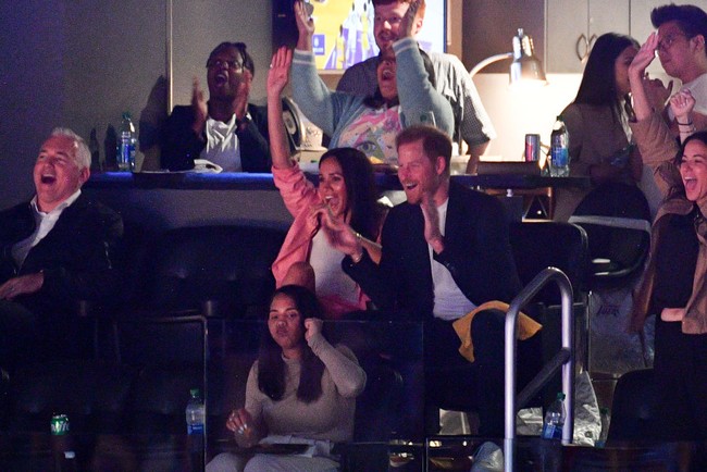 Dalam video dan foto yang viral terlihat Meghan Markle dan Pangeran Harry menikmati momen kencan mereka nonton pertandingan basket.  Foto: Getty Images/Allen Berezovsky