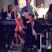 Dalam video dan foto yang viral terlihat Meghan Markle dan Pangeran Harry menikmati momen kencan mereka nonton pertandingan basket.  Foto: Getty Images/Allen Berezovsky