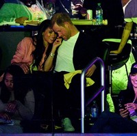 Saat tertangkap kamera ‘kiss cam’ yang ditonton 20.000 orang di area pertandingan NBA itu, Meghan Markle tampak tersenyum kepada Pangeran Harry. Namun tak terlihat keduanya berciuman layaknya pasangan yang disorot ‘kiss cam.’ Foto: Getty Images/Allen Berezovsky