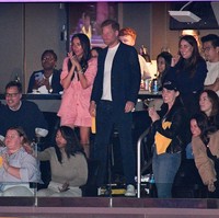 Seperti dikutip People, Meghan Markle tampak mengenakan jaket linen warna pink dan celana pendek dari brand Sarah Staudinger.  Foto: Getty Images/Allen Berezovsky