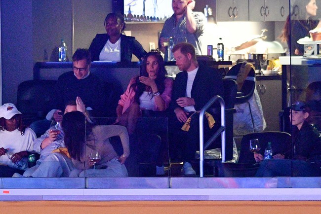 Meghan Markle dan Pangeran Harry duduk di barisan penonton pertandingan basket NBA antara Los Angeles Lakers melawan Memphis Grizzlies di Crypo Arena, Los Angeles, California, Senin (24/4/2023). Foto: Getty Images/Allen Berezovsky